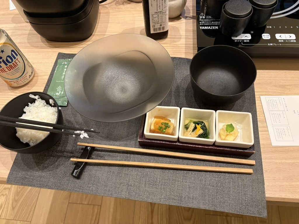 DOG VILLA KYO-TAMBAの部屋食の準備(鍋・薬味3種・ご飯)
