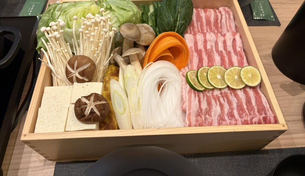 DOG VILLA KYO-TAMBAの夕食・本格しゃぶしゃぶの盛り合わせ(京丹波ぽーく・季節の野菜・きのこ)
