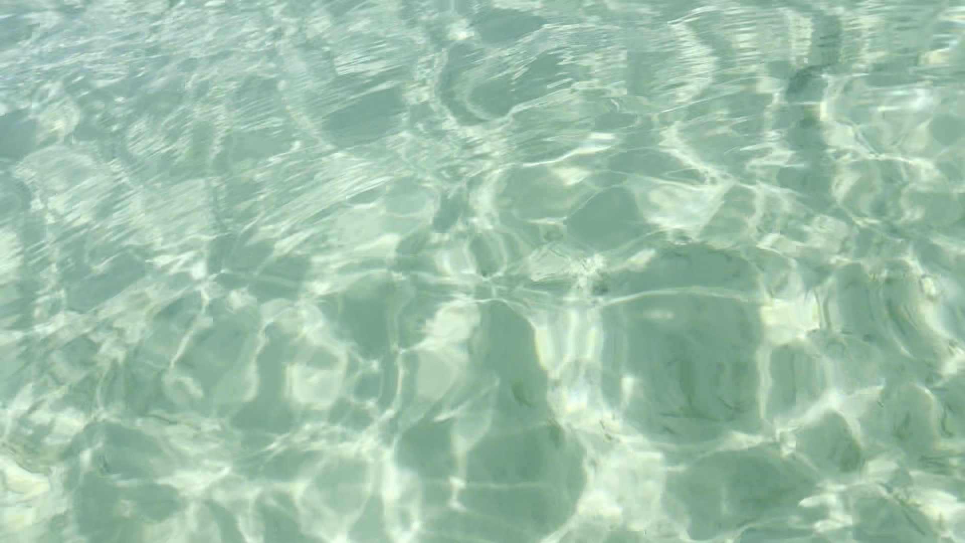 はいむるぶしのビーチの透明な海